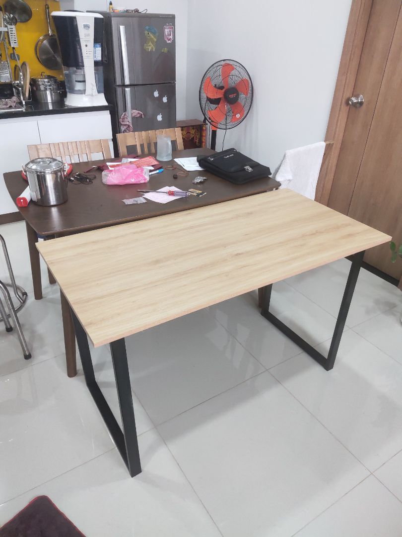 Gãy mất 1 chốt bắt vít, mặt bàn tốt, toàn bộ khung sắt, sắt hơi mỏng.