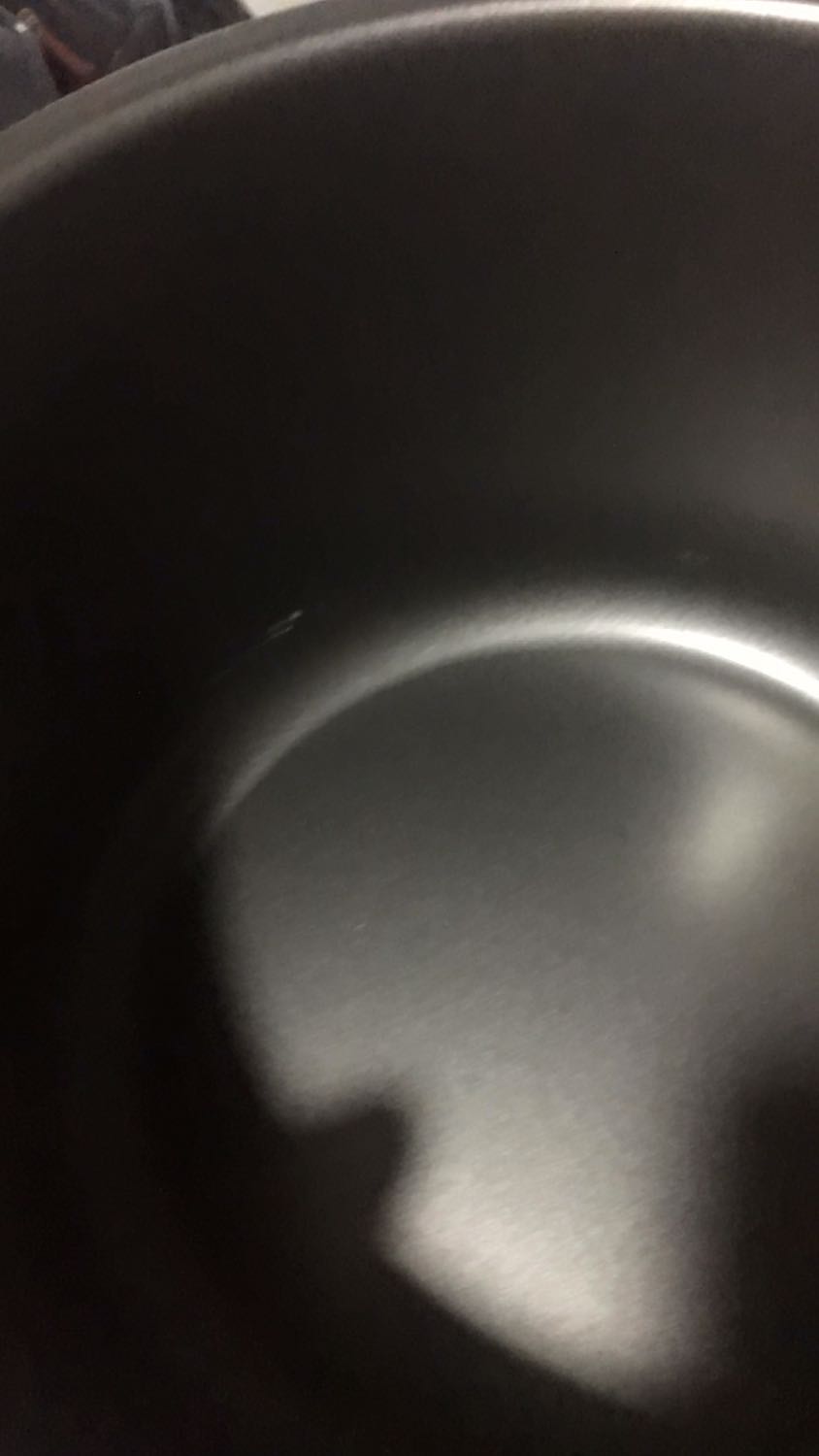 Hàng vừa khui thùng đã phát hiện trong nồi đã trầy xướt nhiều chỗ như hình, thay vì đóng thùng lại đổi trả nhưng tôi thử làm mẻ tỏi đầu tiên xem sao, nếu sử dụng ổn thì tôi cũng chấp nhận, nhưng e rằng hàng không được đổi trả nếu gặp tình trạng hỏng hóc bởi thời gian đổi trả chỉ có 7 ngày trong khi mẻ tỏi hoàn thành có thời gian 15 ngày?!?!?