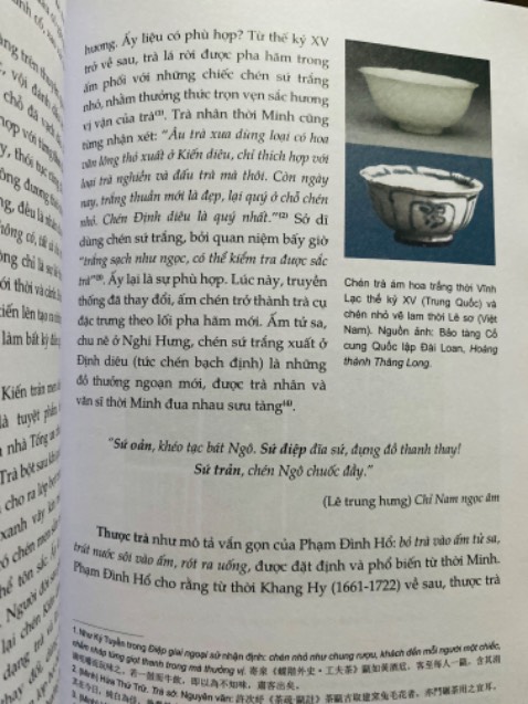 Sách dày, 341 trang, in màu, chất lượng. “Đọc chuyện trà nghe thấy tiếng cha ông”