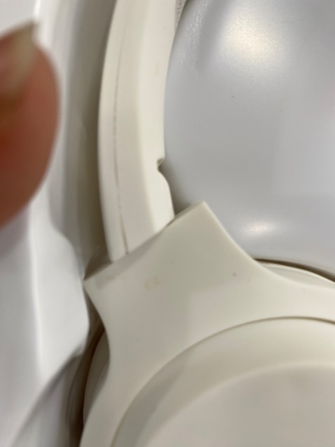 Âm thanh 5,5/10; max volume sẽ có 2 vấn đề: miếng đệm tai rung theo khá khó chịu và âm thanh bị lọt ra ngoài có khi nghe nhạc ko cần đeo để cạnh vài cm là nghe dc sương sương, khả năng riêng tư 0/10:)) pin chưa biết nghe review là dc 5-6 tiếng, điểm trừ rất lớn là dùng cổng micro usb để sạc vừa lỗi thời vừa bất tiện, còn vụ gập lại được thấy hơi sợ, sợ gãy chốt gập, thôi khoảng giá 350k vậy là đúng với tiền bỏ ra, giờ chưa có nhu cầu cao đeo headphone, sau này quất tai Sony sau:3
còn shop đóng gói hàng rất oke nhe, cảm ơn shop thêm vì gói cà phê tặng kèm :V