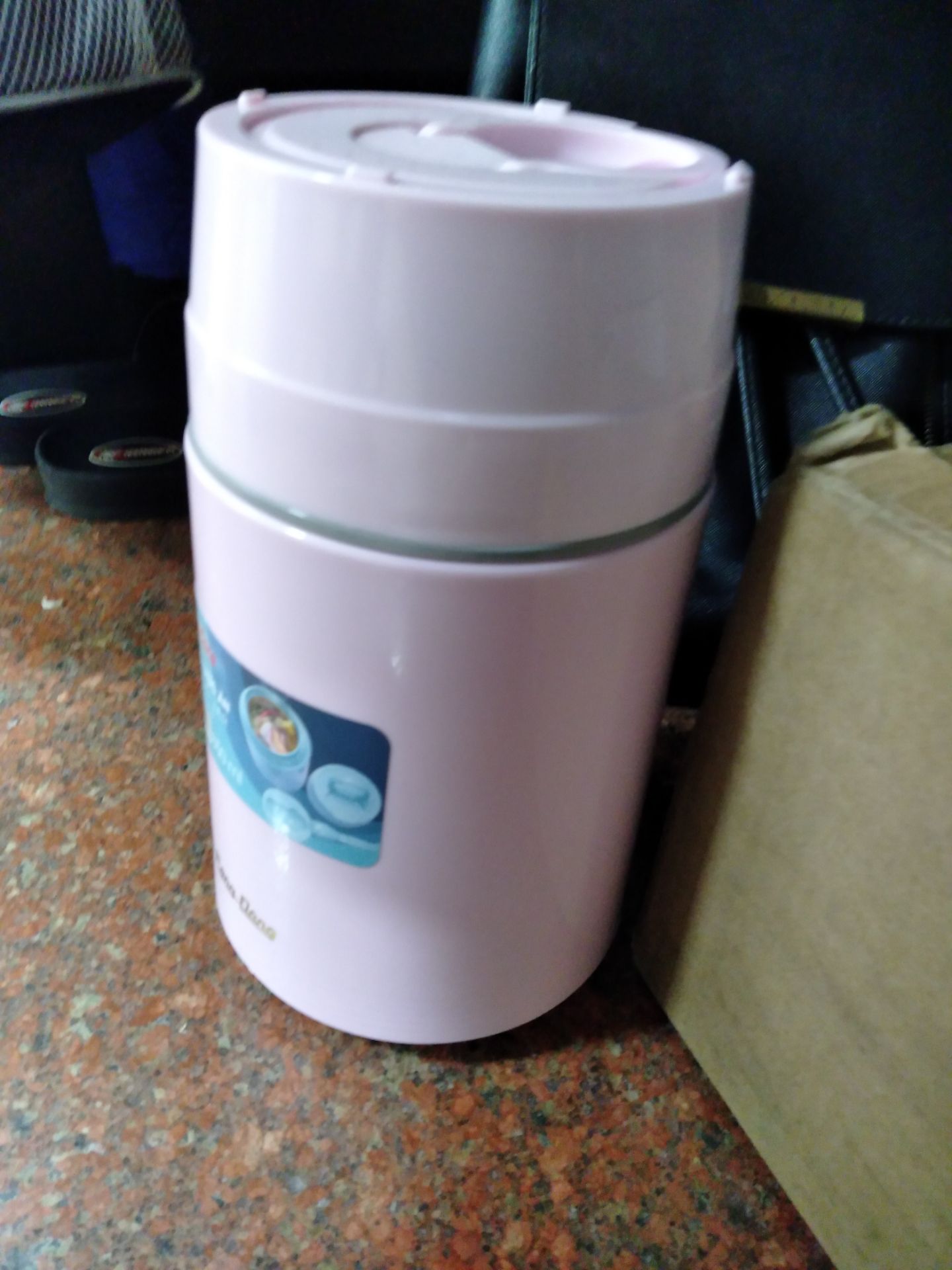 đựng canh rất tốt, nóng lâu, mẫu mã đẹp.
ruột bình làm bằng thủy tinh nên cần cẩn thận. khi ăn đổ ra chén ko nên ăn trực tiếp trong bình.