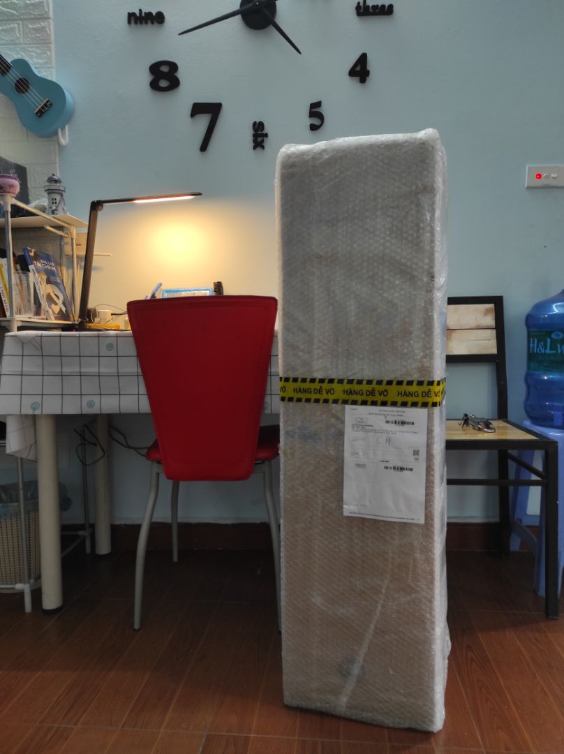 Sau khi nhận hàng và đã trải nghiệm khoảng 10 ngày thì mình mới quay lại để feedback. 
thiết kế thì đẹp bất ngờ, quạt đưa vào phòng chuẩn theo gu design phòng của mình luôn ấy. Nếu để đánh giá công bằng thì nó quạt mát cực tốt, gió còn mạnh hơn cả cái quạt của Dyson trong khi giá thì tốt hơn hẳn. Chế độ sưởi thì mới bật thử chứ chưa có cơ hội trải nghiệm, mong có đợt rét nàng Bân để còn thử. mà hay cái là quạt này gió mát thoải mái chứ không thốc thẳng vào người như quạt có cánh truyền thống nên không bị mệt sau khi ngủ dậy. Nói chung thương hiệu Ultty mình từng mua sản phẩm trước đây rồi và đánh giá chất lượng lẫn thiết kế đều tốt, ai có ý định mua không cần đắn đo nhiều đâu. Sau khi nhận hàng và đã trải nghiệm khoảng 10 ngày thì mình mới quay lại để feedback. 
thiết kế thì đẹp bất ngờ, quạt đưa vào phòng chuẩn theo gu design phòng của mình luôn ấy. Nếu để đánh giá công bằng thì nó quạt mát cực tốt, gió còn mạnh hơn cả cái quạt của Dyson trong khi giá thì tốt hơn hẳn. Chế độ sưởi thì mới bật thử chứ chưa có cơ hội trải nghiệm, mong có đợt rét nàng Bân để còn thử. mà hay cái là quạt này gió mát thoải mái chứ không thốc thẳng vào người như quạt có cánh truyền thống nên không bị mệt sau khi ngủ dậy. Nói chung thương hiệu Ultty mình từng mua sản phẩm trước đây rồi và đánh giá chất lượng lẫn thiết kế đều tốt, ai có ý định mua không cần đắn đo nhiều đâu.