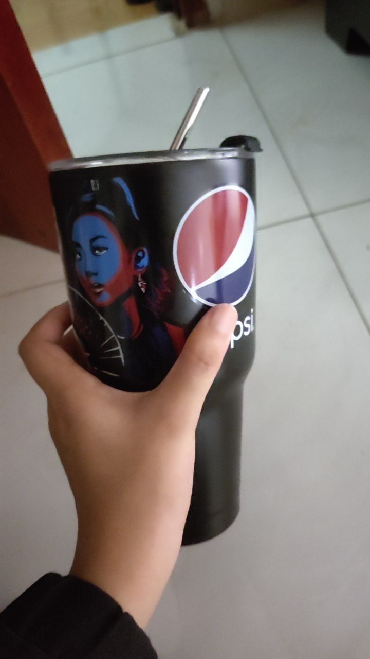 về giáo hàng, giao tận 19h30 mặc dù đặt giao là tikinow, shipeer giao nhầm nhà, đúng nước ngọt, hạn sử dụng còn 4 tháng, được tặng kèm ly có ống hút (tùy lúc sẽ có ống hút hay không) mọi người mua hàng nếu muốn được tặng ly thì khi mua chú ý bên dưới sản phẩm, nếu có thêm phần quà khuyến mãi (gift) nó sẽ hiện cái ly, mua kèm ly, để chắc ăn thì nhớ check lại lúc thanh toán, đơn hàng phải hiện sản phẩm ly kèm thùng nước ngọt mới được, không có là không được tặng. về nước ngọt, so với coca light và coca 0 calo thì coca 10, pepsi 0calo 8,5 đánh giá bởi mình. 
về lí do cho 4 sao, nước gần hết hạn (4 tháng là hết, sản xuất tháng 10/2021), thùng còn phiên bản tết, cảm giác như hàng tồn, ly thì bên trong có 1 vết đen, không rửa được, về giao hàng lâu mặc dù đã là tikinow trong ngày, giao nhầm nhà, mua với giá 171k, khi mua nhớ áp mã nhé, ở HCM thì ship rẻ. mình mua nước ngọt, bia thì cảm thấy mua tiki là rẻ nhất mà chất lượng tốt so với các sàn thương mại khác. chúc mọi người đọc được đánh giá này mua được sản phẩm nhé.
đánh giá được viết bởi mình ngày 27/03/2022 lúc 20h28 sau khi nhận hàng lúc 19h30. đánh giá mình không viết hoa khi có dấu chấm bởi vì lười chuyển đổi viết hoa.