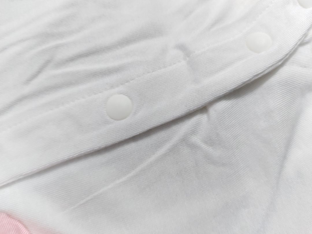 Vải mềm mịn, mình giặt máy thấy không bai xù như hãng khác. Nói chung là ưng