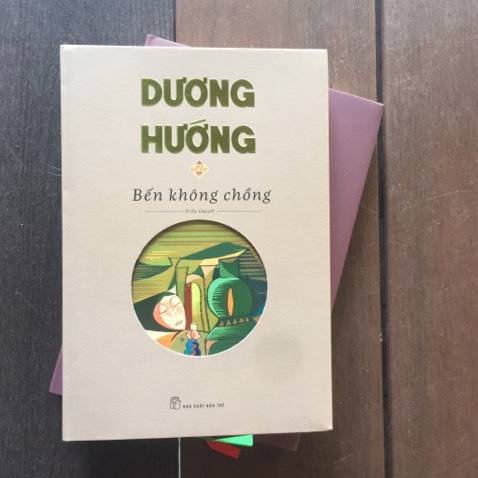 NXB Trẻ làm seri tuyển tập này rất tuyệt. Sách bìa cứng có áo, giấy rất tốt, chất lượng in rất đẹp. Tiki giao hàng rất nhanh, nhưng bọc gói thì các bạn biết rồi đấy.. Rất nhiều ý kiến đóng góp về khâu đóng gói nhưng vẫn vậy thôi. Sách bìa cứng rất dễ bị móp bìa và cấn cạnh nhưng hộp hàng chỏng chơ chẳng chèn lót gì hết. Rất may đơn hàng của mình 3 cuốn đều không sao cả, vỏ hộp hơi cấn dập vào áo bọc nhưng bìa không bị ảnh hưởng.