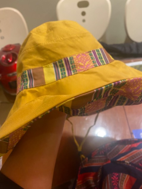 Mũ may cẩn thận, chất liệu nhẹ mát, đội mùa hè ổn, vành rộng.