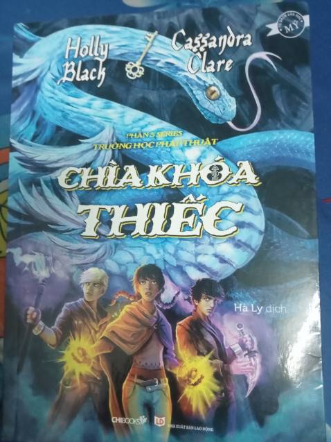 1. Sách in hình, màu rất đẹp nhìn màu rất sanh trọng luôn ( trừ màu vàng ra :v), giấy tốt tuy k thơm lắm
2. Về nội dung,p3 này truyện theo hơi hướng trinh thám, nó sẽ khiến bạn bất ngờ, tuy rằng, theo mình p3 hay hơn p2 nhưng cảm giác vẫn hơi hụt hơi hơn p1