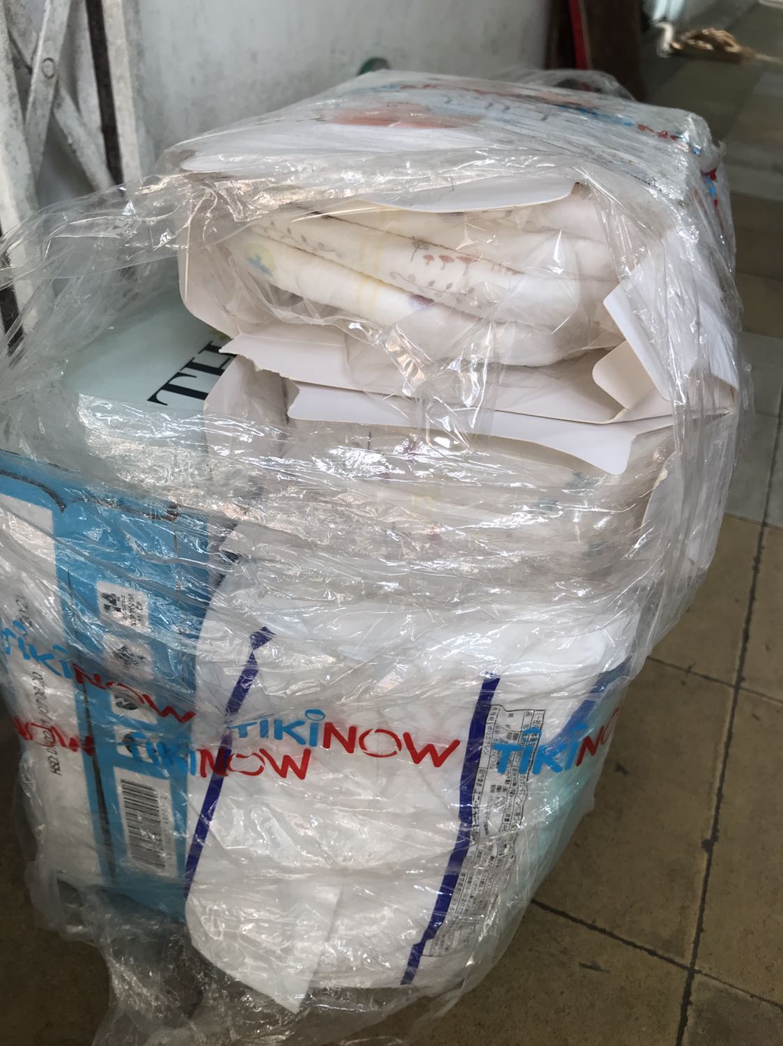 Bỉm mềm và thoáng. Bé mang rất thoải mái. Tuy nhiên tiki đóng gói xộc xệch. Hộp bỉm tặng bị tháo nắp ra, không có seal.