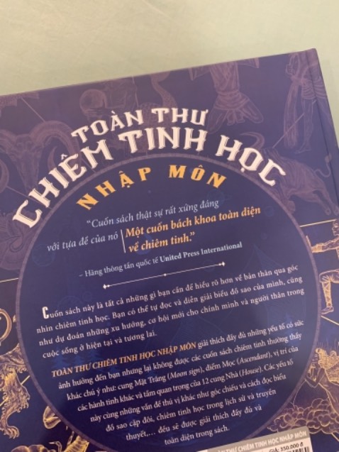 Sách đẹp. Tiki giao hàng rất nhanh và chuẩn. Sách mới và lành lặn ko 1 vết xước. Giá tốt. 
Review 1 chút về sách:
Sách dc chia mục lục khá rõ ràng và dễ đọc, dễ nắm bắt kiến thức. Nhưng cá nhân mình thấy chưa đủ sâu và còn bị lược thông tin, ko đầy đủ. Cụ thể là 1 vài khái niệm như Long Thủ (True Node/ North Node) và Chiron, xuất hiện ở hầu hết các biểu đồ cung hoàng đạo thì chưa dc giải thích rõ ràng và bị lược bỏ trong hầu hết các chương có liên quan. Phần góc chiếu và biểu đồ cặp đôi còn sơ sài so với nội dung tổng thể cuốn sách. Tên gọi của 1 số cung chưa phải là tên phổ biến nhất nên hơi mất thời gian để ngồi tra cứu lại (cung Dương Cưu, Thiên Xứng, Ngư Dương... lần đầu mình dc nghe luôn, bình thường mình vẫn biết 3 cung đó là Bạch Dương, Thiên Bình, Ma Kết). Theo mình, 1 số khái niệm nên dc để bằng tiếng Việt và tiếng Anh song song để dễ tra cứu hơn là để phần từ vựng ở cuối. Và ý cuối cùng mình muốn đóng góp chi tác giả/ nhà in cuốn sách, là nên in tên tiếng Việt + Tiếng Anh + biểu tượng của các cung hoàng đạo lên trên bookmark để người đọc tiện tra cứu, nhất là khi các biểu đồ cung hoàng đạo hiện nay chỉ hiển thị biểu tượng của các cung chứ ko hiển thị chữ. Cảm ơn tác giả, dịch giả, nhà xuất bản, Tiki và bên giao hàng vì cuốn sách đã giúp mình tổng hợp dc khá nhiều kiến thức tổng quan về chiêm tinh học. Review của mình sẽ dành cho nội dung cuốn sách nhé.