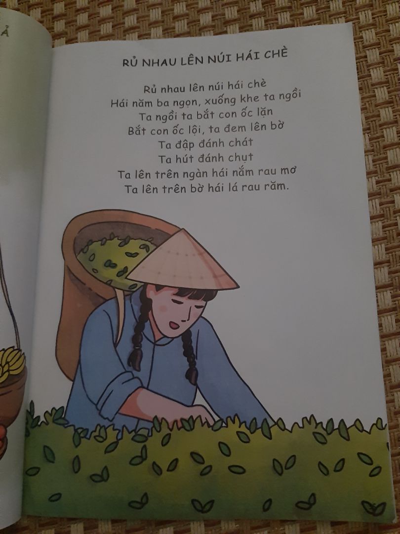 Sách rất to và đẹp. Hình vẽ minh họa cũng đẹp nữa. Các bài đồng dao trong sách thì hầu như đều là những bài quen thuộc hết. Các bố mẹ đọc cho bé rất hay.