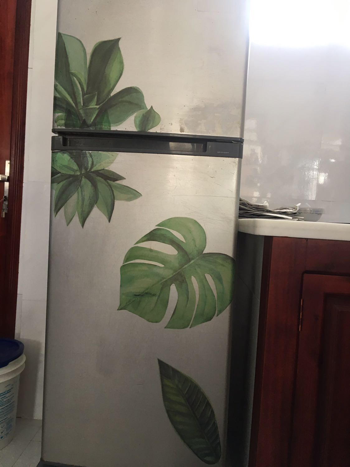 Keo ít nên mình xài thêm nước lau kính và máy sấy.