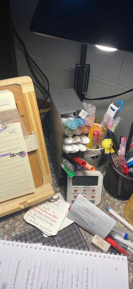 Cái đồ chụp không to lắm nên không che được hết bóng đèn. Có thể bị chói mắt nha. Ngoài điểm đó ra thì ok hết nè. Shop dễ thương nhiệt tình, chu đáo. Ship hàng cẩn thận. Mình mua 2 cái lận. Giờ mới mở ra để đánh giá. Mng nên mua bóng đèn ở ngoài 7w màu vàng sẽ đỡ chói mắt hơn nếu k thích ánh sáng trắng nha