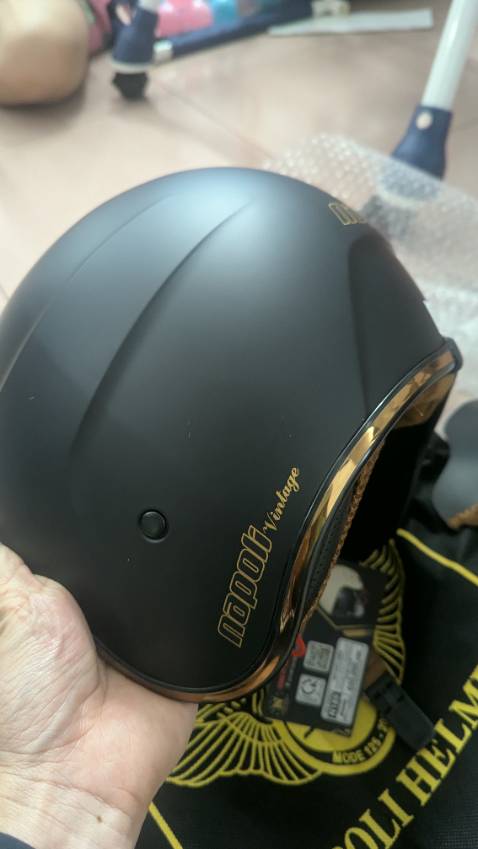 Mũ khá ổn, màu sắc như hình, mút xốp chắc và dày vừa phải. Vỏ nhựa bên ngoài có phần hơi mỏng so với mong đợi. Cảm giác vẫn chắc tay.

Khu vực vành tai, khớp nối có dùng silicon để kết nối (về lâu dài khả năng bị bong tróc là rất cao. Giá rẻ nhất ở thời điểm này so với cùng loại (hãng Ro..), không có lỗ thoát khí như vác mũ cùng loại của hãng khác.

Điểm trừ: phần lắp ráp của kính và khung nón không đồng đều bên trái, có khoảng trống có thẻ nhét vừa đuôi chiếc đũa (xem hình), dùng silicon để hàn-gắn, lớp vỏ nhựa ngoài mỏng.