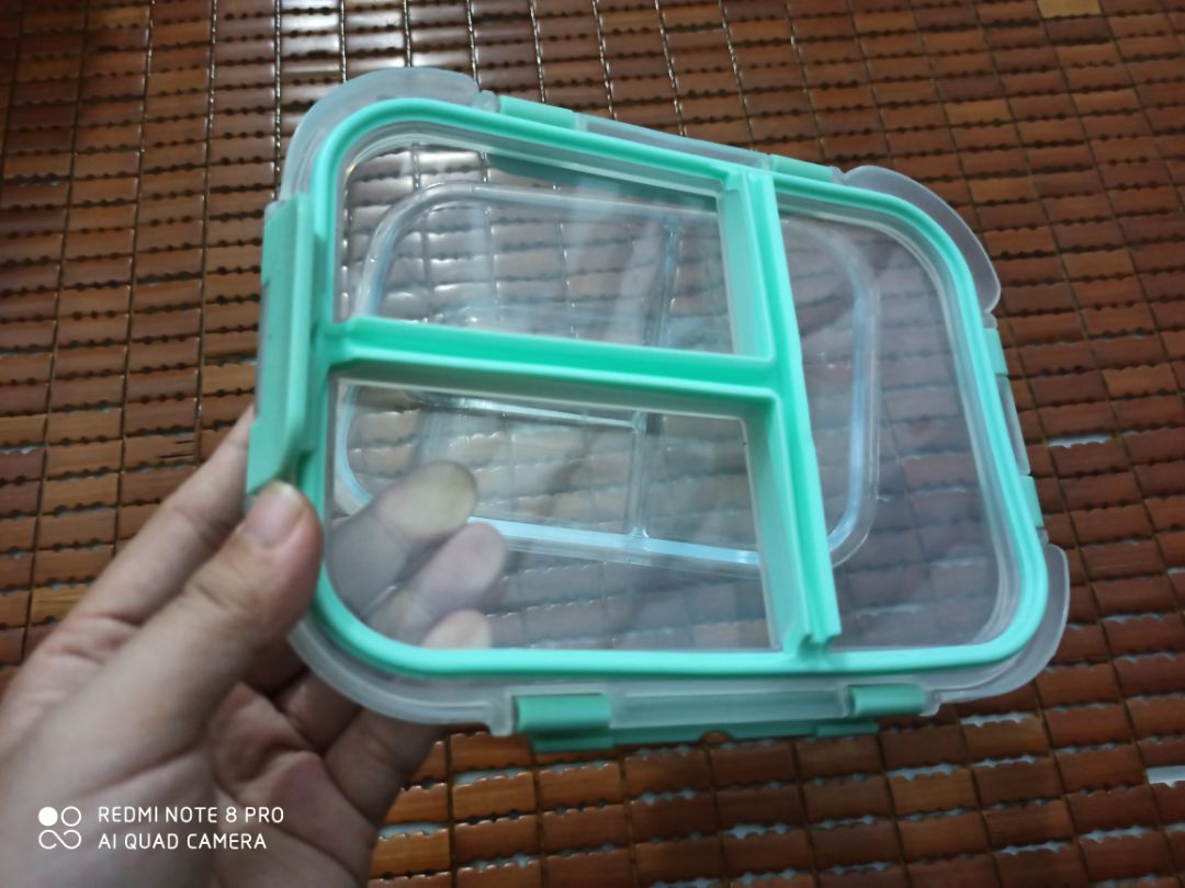 SP tốt, thủy tinh chắc chắn, dày, có phần ngăn giữa giúp đồ ăn k bị lẫn vào nhau. các chốt làm bằng nhựa dẻo có thể tháo rời ra đc. điểm 10 cho chất lượng và sự tiện dụng