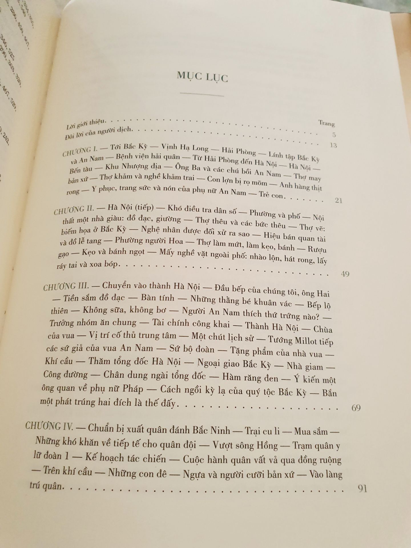 Giao nhanh. Ai cũng nên mua để nhà 1 cuốn nha. Nội dung hay khỏi bàn.
Tuy nhiên, có vẻ Đông A canh lề rộng quá  nên cuốn này kiểu bị quá khổ không cần thiết. Hoặc làm vậy để đọc giả ghi chú gì chăng. 

Về hộp ảnh đi kèm: Giấy cứng đẹp khó bị gãy mà của mình bị gãy 1 góc không nhiều nhặn gì nhưng nom khó chịu. 
Cái tag giá dán ở sau sách cũng không xé ra trước khi bọc bookcare 🙂 Mà do Tiki tự chọn bookcare mà mình không để ý chứ mình muốn nguyên seal vì giờ chưa đọc.
Chắc do tự tin với bìa cứng & đã bao nên không có lớp bọc chống sốc nào luôn 😂