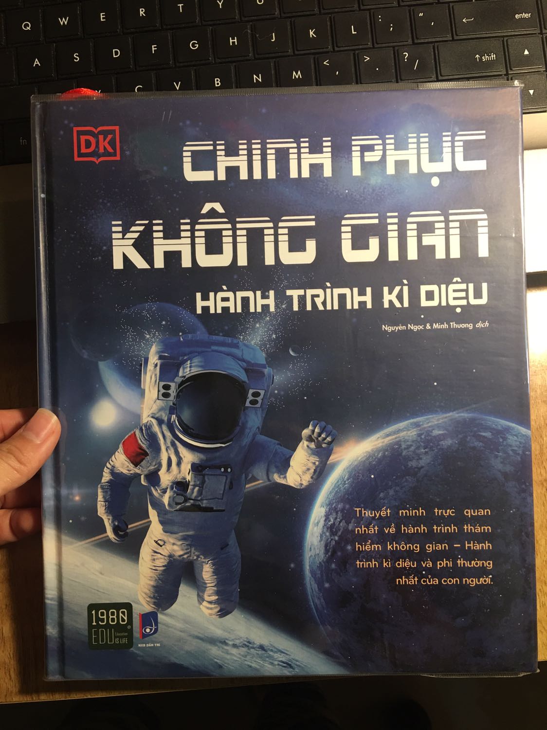 Sách của ĐK luôn luôn đẹp, đặt mua sách ĐK chưa bao giờ mình đắn đo. Nhưng cuốn này có vẻ như bị lỗi đóng sách rồi, hoặc là do bảo quản không tốt. Mình nhận về thấy gáy sách lỏng lẻo nên lật sách với nhẹ tay hết sức vì sợ bị bung không à. Lần này hơi buồn một tí. 
Nội dung sách ĐK đa số là kiến thức tổng quát, chính xác.