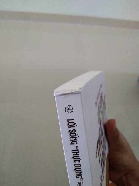 Túi bọc hàng bị rách,sách cũ ,sờ mặt sách thì rất nhiều bụi,không bọc bookcare nên sách bị nhăn đầu góc do va đập lúc vận chuyển. Bán hàng cho khách mà chỉ biết lợi nhuận mà không chú trọng vào sản phẩm khi giao đến người mua. Thái độ phục vụ không chuyên nghiệp,không đáng mua.