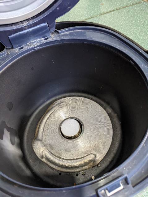 Mới mua 1 tháng đã cháy *** nồi bốc cả khói, mua cho ba mẹ ở quê mà bị chửi quá trời.