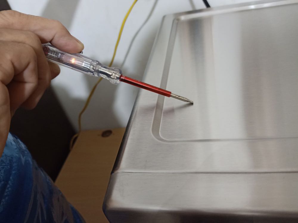 thùng thì ok, xong gắn điện vào bị rò điện shop ơi!? Giờ không dám sử dụng, shop xử lý đơn này giúp nha, vì chức năng chat với shop ko hoạt động nên mình nhắn lên đây. Nhờ shops xử lý giúp