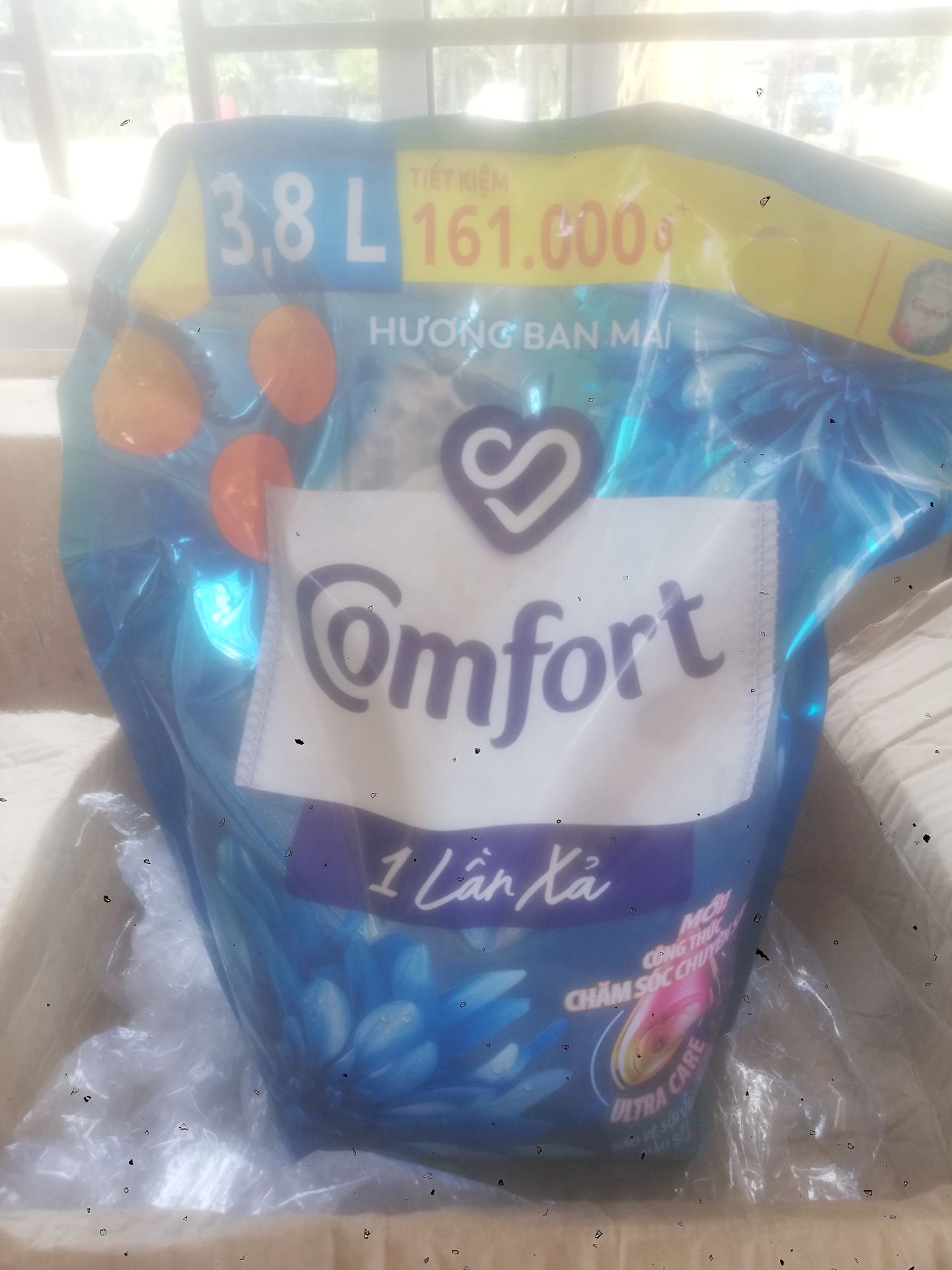 Đợi khá lâu cuối cùng hàng cũng về. Comfort hương ban mai mùi khá dễ chịu, giữ hương lâu. Mình mua đợt sale 3.8L áp hết mã còn 161k còn tặng kèm quà. Hàng mới sản xuất tháng 6, rất hài lòng. Sẽ ủng hộ tiki lâu dài
