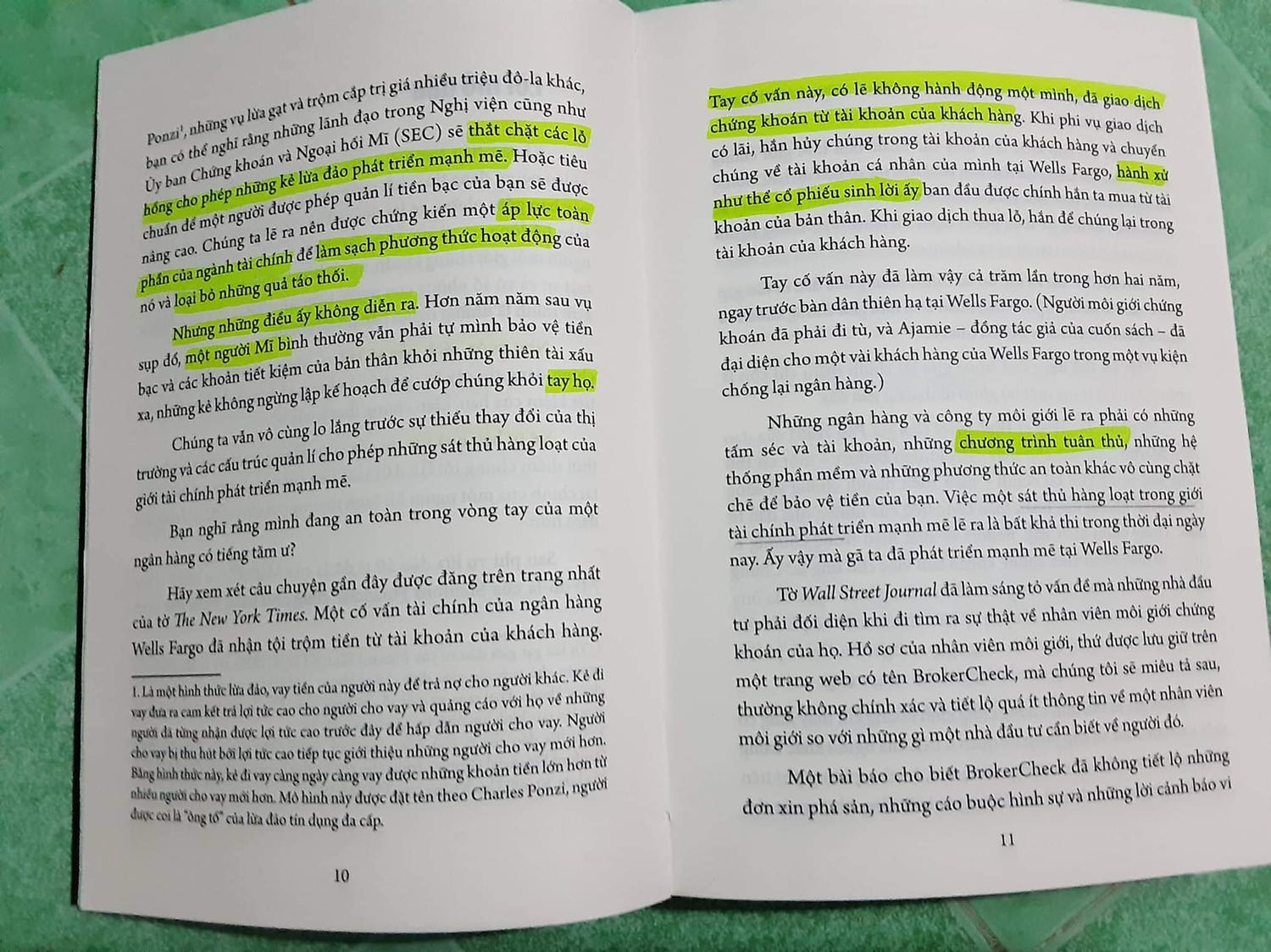 Sách chia sẻ nhiều sự kiện có thật, phân tích mổ xẻ để người đọc nhận ra được các mánh khoé của những kẻ *** đảo tài chính mình đọc thấy khá thú vị.
Tuy nhiên, không biết có phải do mình là người ngoại đạo hay không mà có vài cụm từ mình đọc bản dịch thấy chưa hiểu được ý, vài đoạn câu từ trúc trắc không xuôi lắm và khá nhiều phần có những câu từ bị lặp lại kiểu dịch theo từng câu từng chữ nên mình thấy nội dung bị bớt đi vài phần hấp dẫn so với những gì giới thiệu trong lời mở đầu.