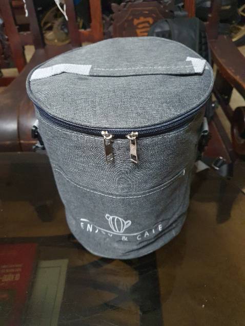 Hàng vừa khích hộp cơm Arirang , túi loại lớn nha ae , có điều dây đeo hơi ngắn nên không thể đeo chéo khi chạy xe gắn máy được