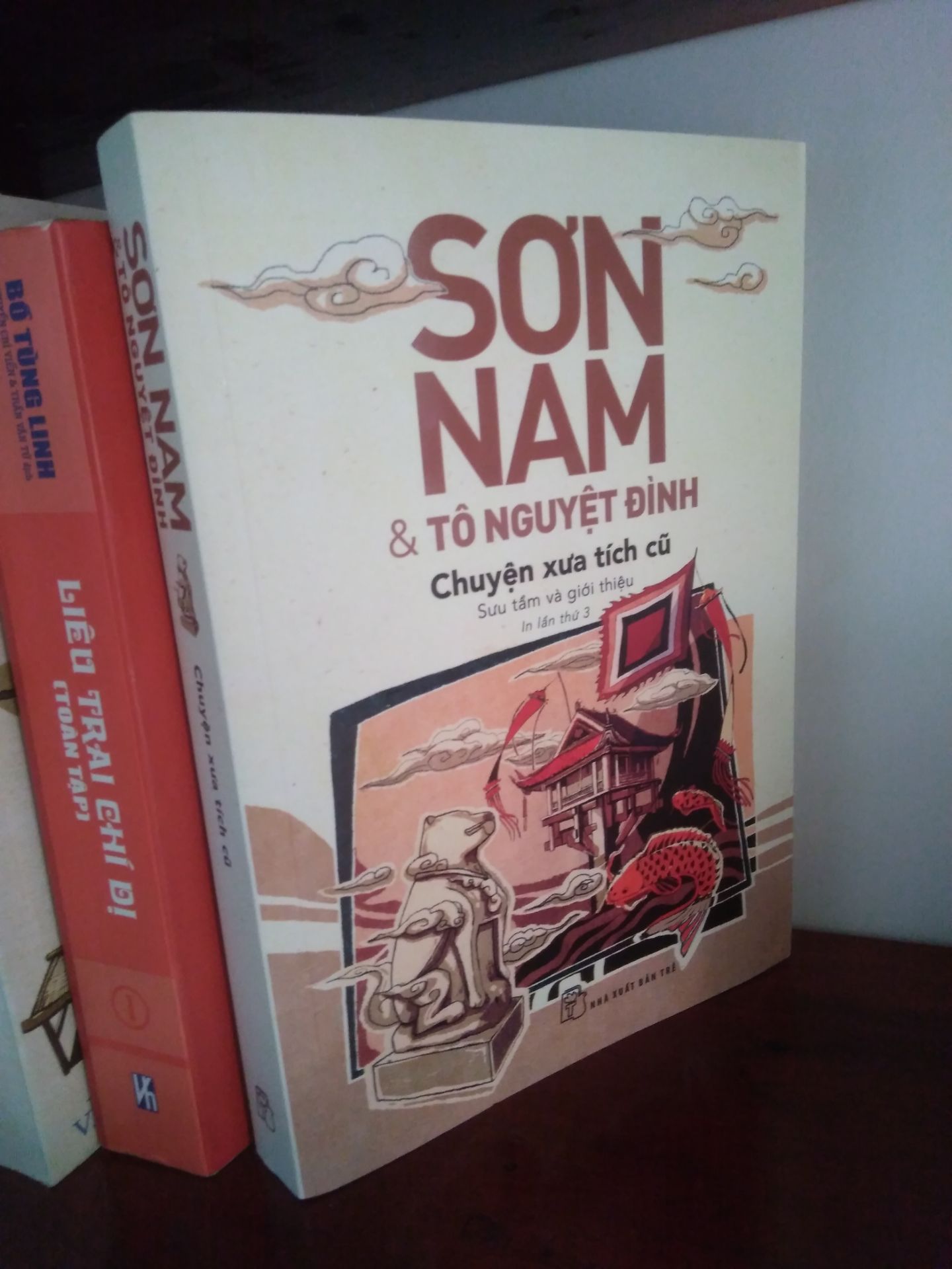 Quyển sách này là tập hợp những câu truyện dân gian đã được tác giả Sơn Nam sưu tầm lại và chỉnh sửa phong phú thêm những câu chuyện, tuy nhiên mình chỉ sợ giấy sách theo thời gian sẽ bị ố vàng. Ngoài ra tiki giao hàng nhanh, chất lượng sách rất đảm bảo, giao hàng vẫn còn màng bọc của sách.