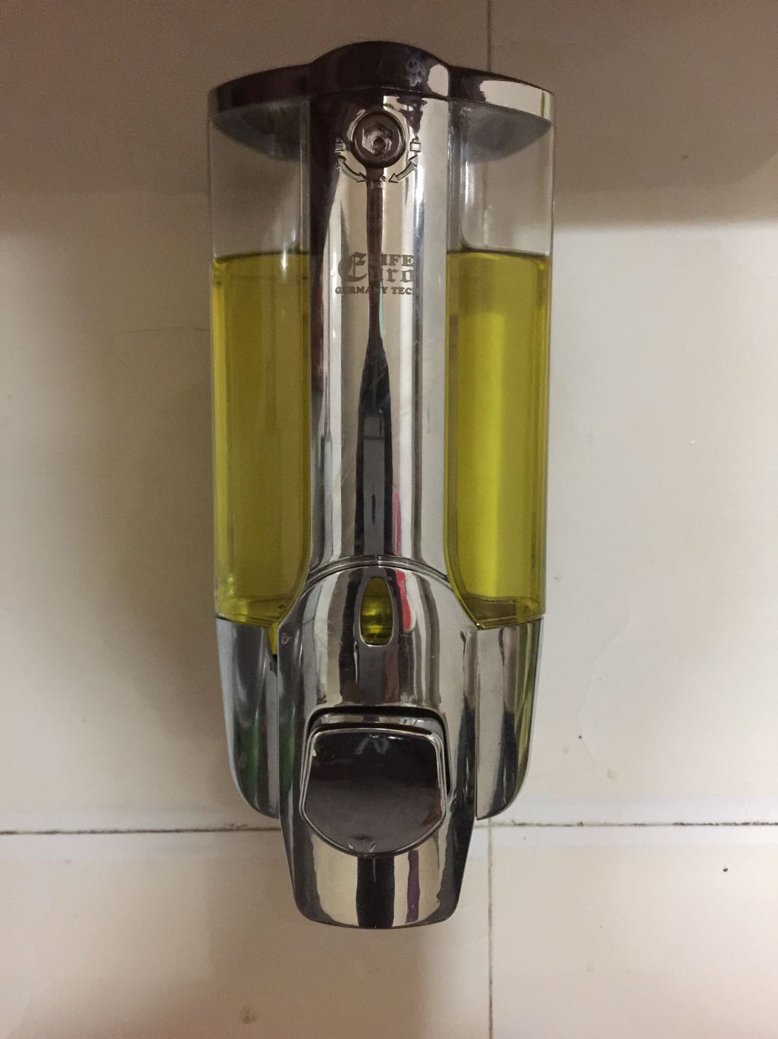 Lượng dầu xịt ra sau mỗi lần ấn ít quá. Nút ấn lạ nặng, phải dùng lực mạnh mới xịt ra đươc