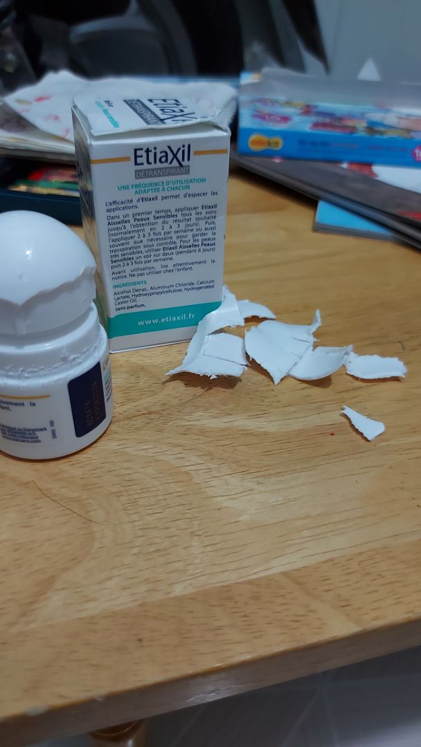 loay hoay mãi ko thể mở nắp đành lấy dao cạy nắp.thấy nắp bị gắn với chai bằng keo dán sắt.ko biết tại sao lại bị như vậy shop giải thích dùm.nói sx pháp nhưng thực tế sx tại đan mạch