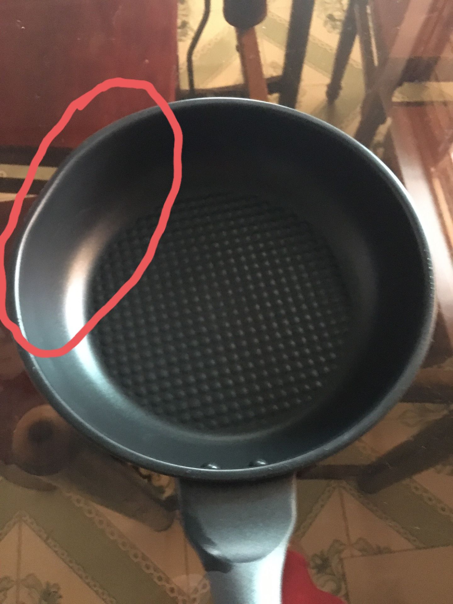 tiki đóng hàng ẩu quá, xong thì trong hộp giấy, còn 2 cái chảo thì lại không có cái gì để bảo vệ hết. Trong đó có 1 cái chảo bị mới như trong hình, tiki giải quyết như thế nào đây ạ?. Em được mẹ nhờ mua dùm để chuyển về tận ở bình thuận, mà giờ như vậy, mất uy tín quá. mong tiki giải quyết dùm.