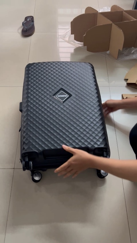 Kiểu dáng rất sang, dây kéo mượt, rất hài lòng!