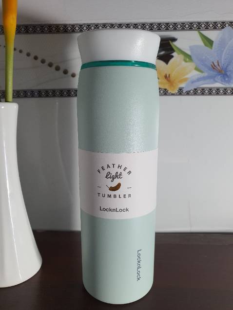 Thường thì bình của LocknLock có tem, gói hút ẩm và đế bình bằng cao su dẻo nhưng sản phẩm đợt này đế không có đệm dẻo như vậy, cũng không có tem và gói hút ẩm.
Tuy nhiên, sản phẩm mới, nắp và ron bên trong khít, hộp giấy bên ngoài hơi bị móp nhưng bình bên trong vẫn còn nguyên vẹn. Chưa sử dụng nên chưa biết chất lượng ra sao. Cho 5 sao vì uy tín của Tiki và chất lượng từ xưa giờ của LocknLock, mong là sẽ không thất vọng.