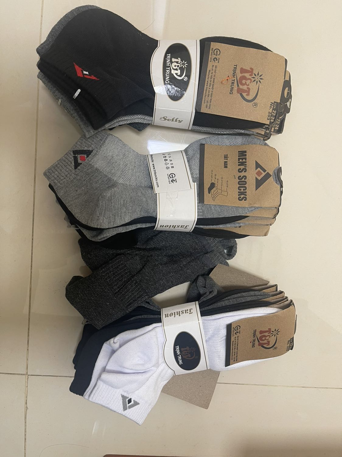 Giao màu không đúng đơn hàng, đặt mix đen+ Trắng, giao đen, trắng, xám, xám tro ( yêu cầu liên hệ đổi lại). Chất lượng trung bình.