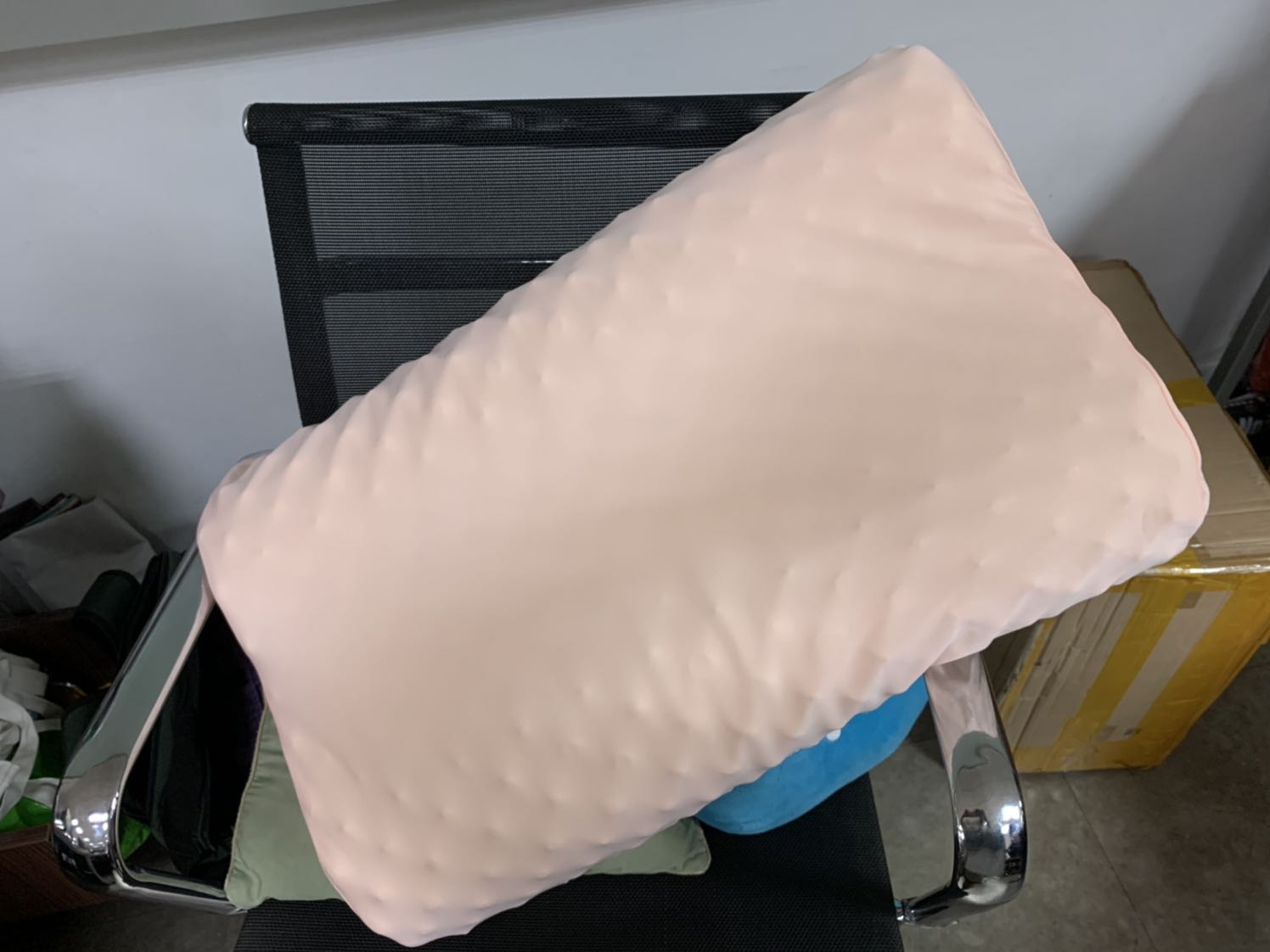 Gối êm, mềm, mùi nhựa hơi nồng, có vỏ đựng để xách, có lớp mỏng lót, k có bao gối ngoài, size gối vừa nằm. Không biết mua bao gối ở đâu
Lớp gái massage k có tác dụng vì nó mềm quá