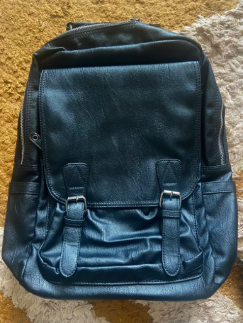 Ba lô này được làm bằng simili, không phải bằng da tự nhiên như shop giới thiệu. Các phụ kiện bằng kim loại không đạt chuẩn.