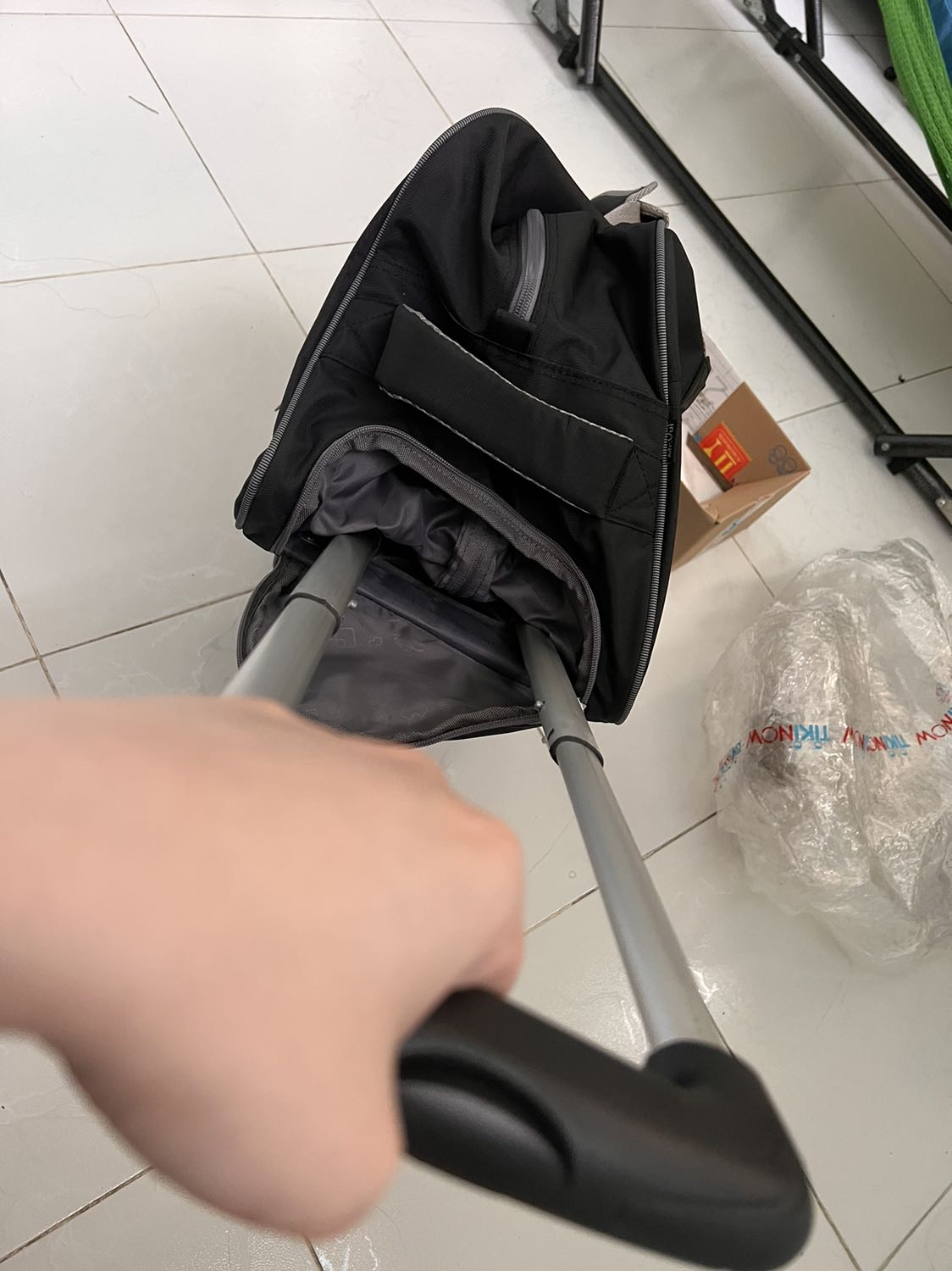 Chất lượng tốt, vải dày dặn và thanh cầm chắc chắn. Có túi nhỏ giấu thanh kéo nên xách tay cũng rất gọn gàng. Mua hàng tiki rẻ hơn giá gốc in trên tag thật. Rất hài lòng.