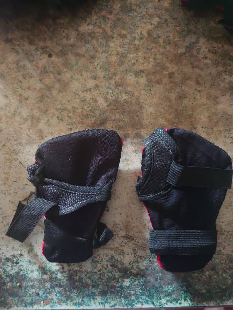 Vâng, trong tiêu đề ghi là ván trượt cao cấp nhưng đọc kỹ 1 mục nhỏ trong phần mô tả mới phát hiện là ván trượt trẻ em. Vâng, rất lắt léo! Và chất lượng này cx chỉ phù hợp cho trẻ em thôi. Mua về mình 25t chơi chút xíu méo lên méo xuống. Tại tính mình nhanh chơi nhanh chán nên mua thôi mà ko đọc kỹ tiêu đề. Coi như mình xui. Bảo hộ mua về ng lớn ko xài đc, nát hết. Ván trượt thì bị công vênh sau 30p chơi. 1 sao cho tội viết lắt léo nhe