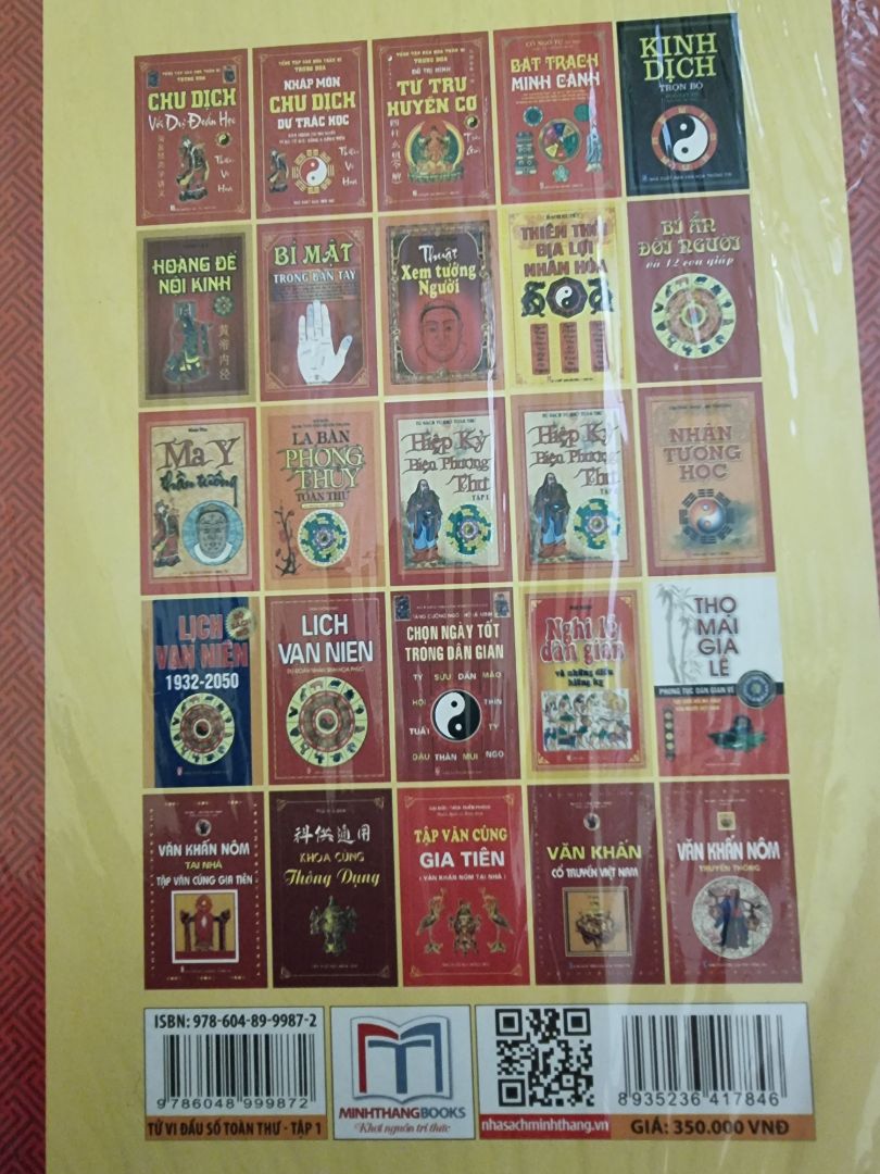 Sách bìa cứng, dày dặn, bao bọc cẩn thận, sạch sẽ. Chất lượng sách in của nhà xuất bản Hồng Đức tốt hơn hẳn sách tử vi của các nhà xuất bản khác.
Về nội dung thì sách rất có giá trị tham khảo, tổng quan đối với người mới nghiên cứu tử vi. Xin cảm ơn.