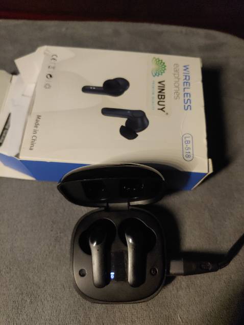 Mua về pin còn tầm 63%. Để 2 tai vào sạc 1 tiếng thì mới thấy tai bên Trái báo có sạc nhưng k vào pin. Đã làm mọi cách và k thể kết nối được. Đốc sạc tụt xuống 0% chỉ sau 2 tiếng = ). Lần đầu tiên mua hàng trên tiki mà lại như thế này