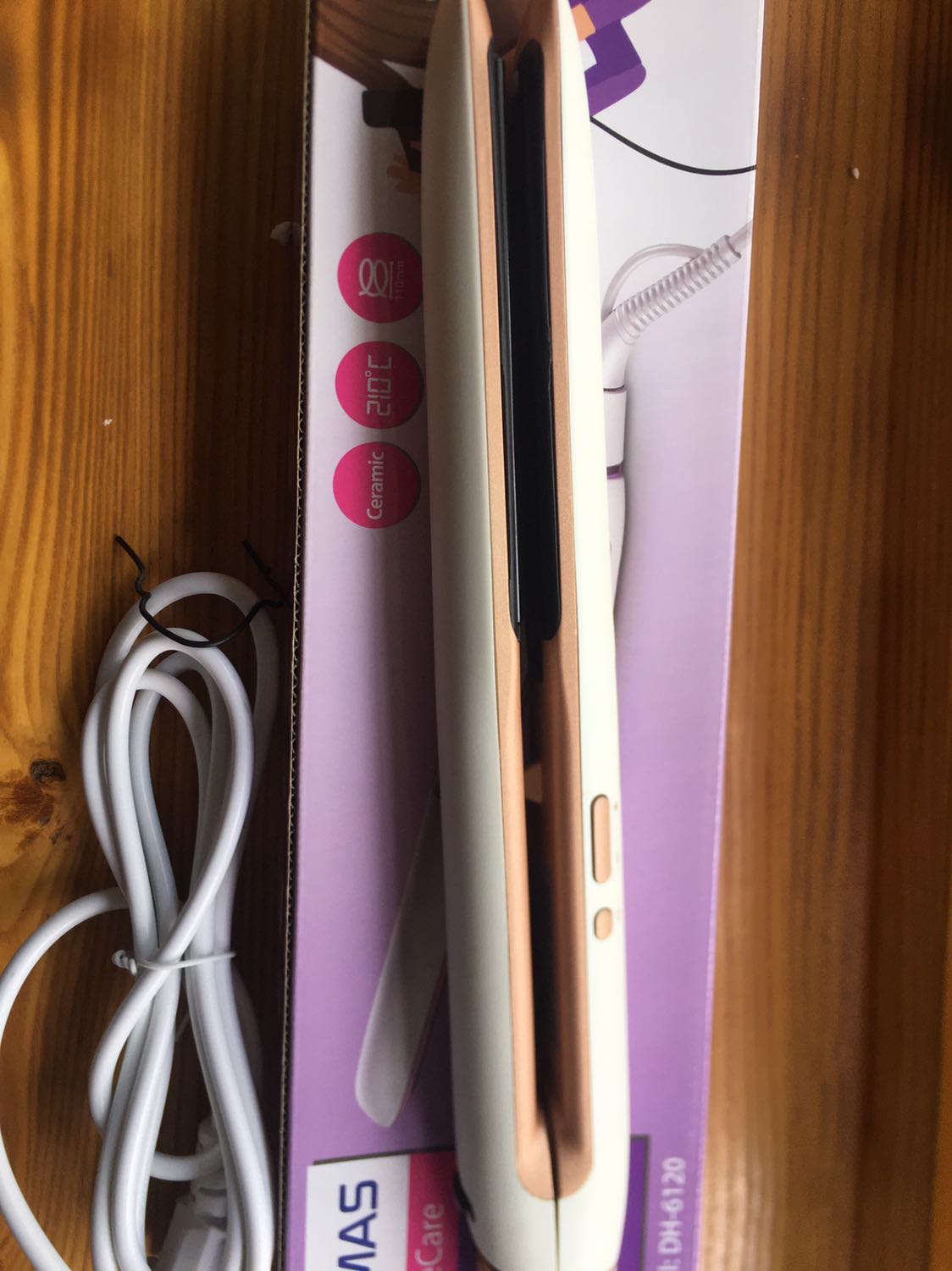 Shop giao đủ hàng 
Máy nhỏ gọn dễ mang theo 
Máy nhanh nóng, uốn tóc vào nếp rất nhanh 
Nếp tóc giữ được khá lâu nên không phải lo tóc nhanh duỗi nha các bạn
Máy có nhiều nhiệt độ để phù hợp với chất tóc của bạn
Nói chung là máy rất đáng tiền và nên mua nha các nàng
Món đồ quá là ưng ý