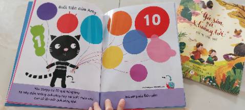 Sách phù hợp với các bé tập làm quen bút và vẽ theo nét, sách không giao kèm bút như sách có đề lqf tặng kèm nên mình sẽ trừ 2 sao vì mua sách nhưng không có bút để tập cho bé!