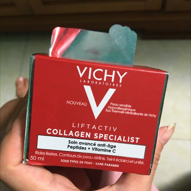 mua đợt sale nên giá khá tốt, nhiều quà tặng xịn xò, chất kem khá là đặc , hiệu quả thì mình không đánh giá được vì mình dùng không hợp, đã thử nhiều lần mà dùng xong hôm sau toàn nổi mụn, bạn nào da nhạy cảm, dầu như mình nên suy nghĩ kĩ trước khi mua vì giá hãng cũng khá cao