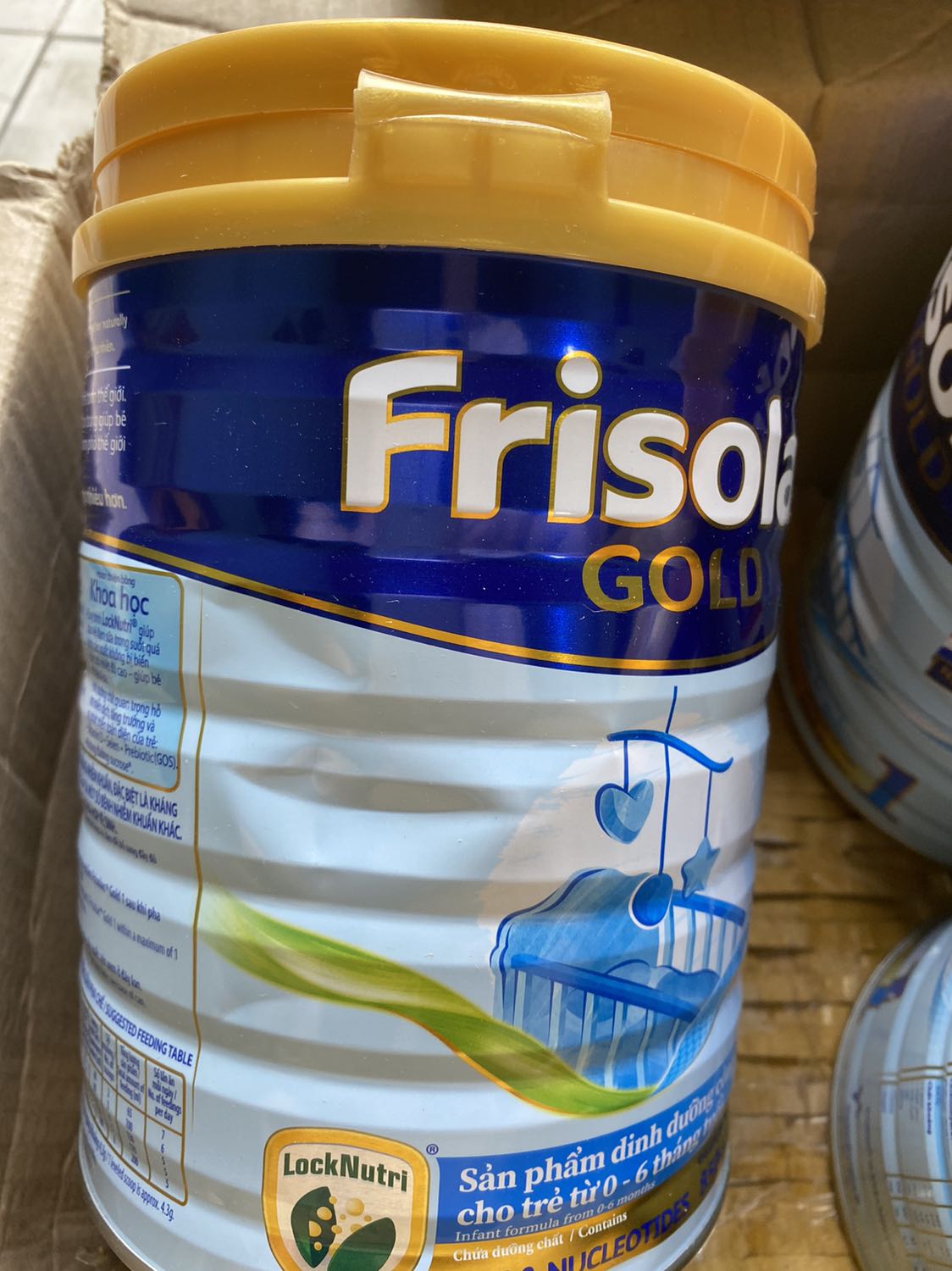 Về sản phẩm sữa Friso thì chất lượng đảm bảo đã nhiều năm nay. Nhưng trải nghiệm mua sắm trên tiki thì rất tệ. Hàng thực phẩm mà lại giao trễ làm khách hàng không có sữa cho con uống, giao hàng thì bị bể nắp và móp méo vỏ ***. Đã gửi khiếu nại lên công ty Cô gái Hà Lan để chấn chỉnh kênh bán hàng tiki này