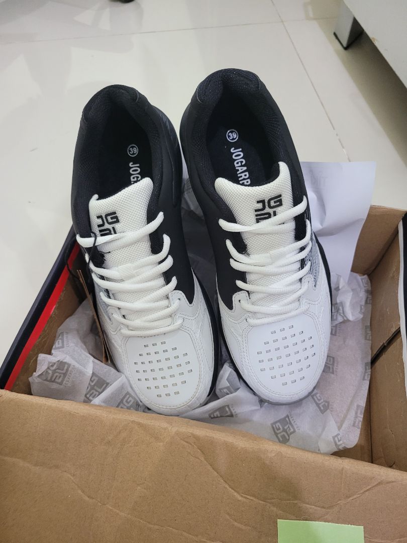 đặt màu xanh mà shop giao màu trắng không thông báo trước
giày mang êm chân, đế hơi mỏng nhưng với giá tiền này thì chấp nhận được.
chân mình hay mang size 39 nhưng mang đôi này size 39 lại hơi rộng nên các bạn lưu ý khi chọn size nhé