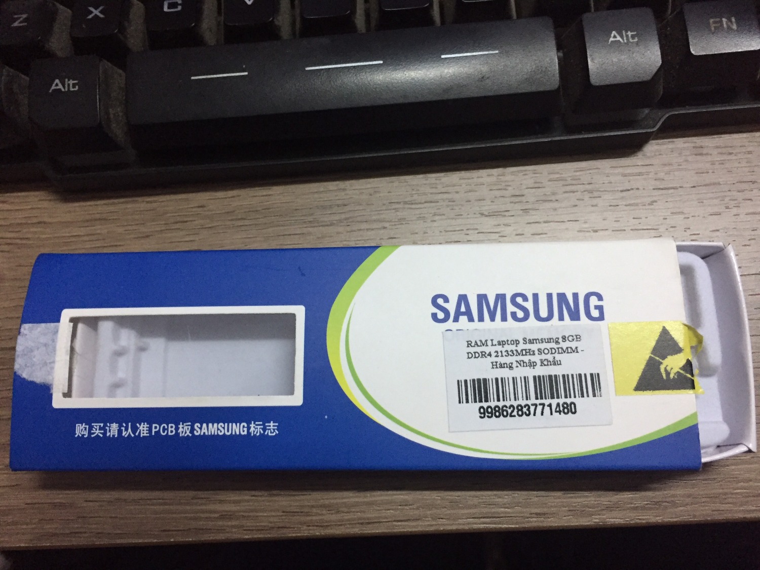 khi nhận hàng mình thấy hộp của hãng sản xuất đã được bóc, không biết nhà phân phối bóc ra để dán tem bảo hành vào hay là làm gì. Rồi sau đó dán team niêm phong màu vàng lại. Vì thế tôi nghi ngờ phân vân không biết có phải là hàng mới hay hàng bóc máy. Vì vậy cần giải thích từ shop.
Còn khi xem hàng thi thấy Ok, lắp vào chạy OK, chưa có lỗi gì