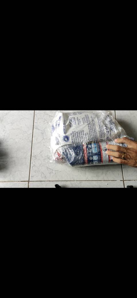 Sản phẩm dùng thường xuyên nên không có gì ý kiến. Chai nước tẩy bị rỉ nước ra không biết là do shop đóng gói quá chặt hay do vận chuyển nhưng nhìn chung không ảnh hưởng nhiều đến sản phẩm nên vẫn chấp nhận được. Cảm ơn shop rất nhiều