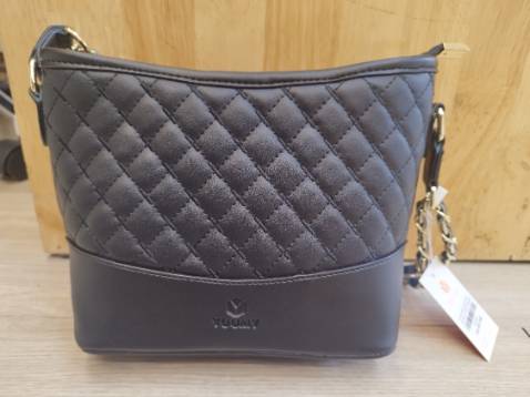 Túi quá đẹp luôn ạ đi chơi đi làm đều hợp hết màu đen rất dễ phối đồ .đặc biệt bên trong rộng nên bỏ đc rất nhiều đồ ... Cảm ơn shop nhìu ạ !