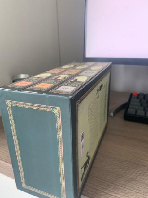 Nội dung: cuốn này nổi tiếng rồi mình không bàn tới nữa.
Hình thức: box bị cấn móp, sách phía trong cũng bị trầy xước, mình vẫn vote 5* vì nội dung, nhưng hy vọng lần sau shop cẩn thận hơn.
Thiết kế box: chưa tối ưu, khi muốn lấy sách ra khó có thể lấy từng cuốn, ví dụ với box khác: Những người *** khổ cũng để sách trong box nhưng thiết kế để người đọc lấy từ phía trên, dễ dàng lấy từng cuốn hơn.
Thời gian giao hàng: shipper giao đúng hẹn.