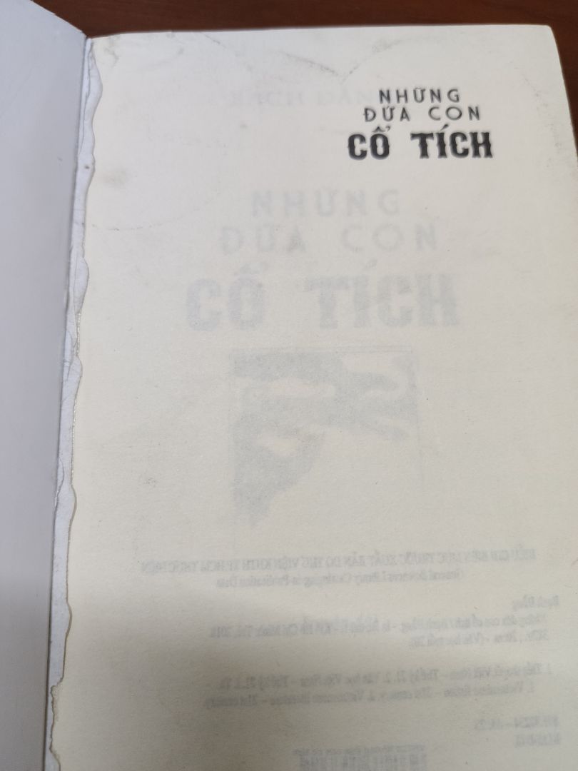 Sách bị bẩn, vết cắt giấy không sắc, trông sách lem nhem rất mất cảm tình. Điểm cộng duy nhất là mình được ship sớm hơn thời gian dự kiến một ngày