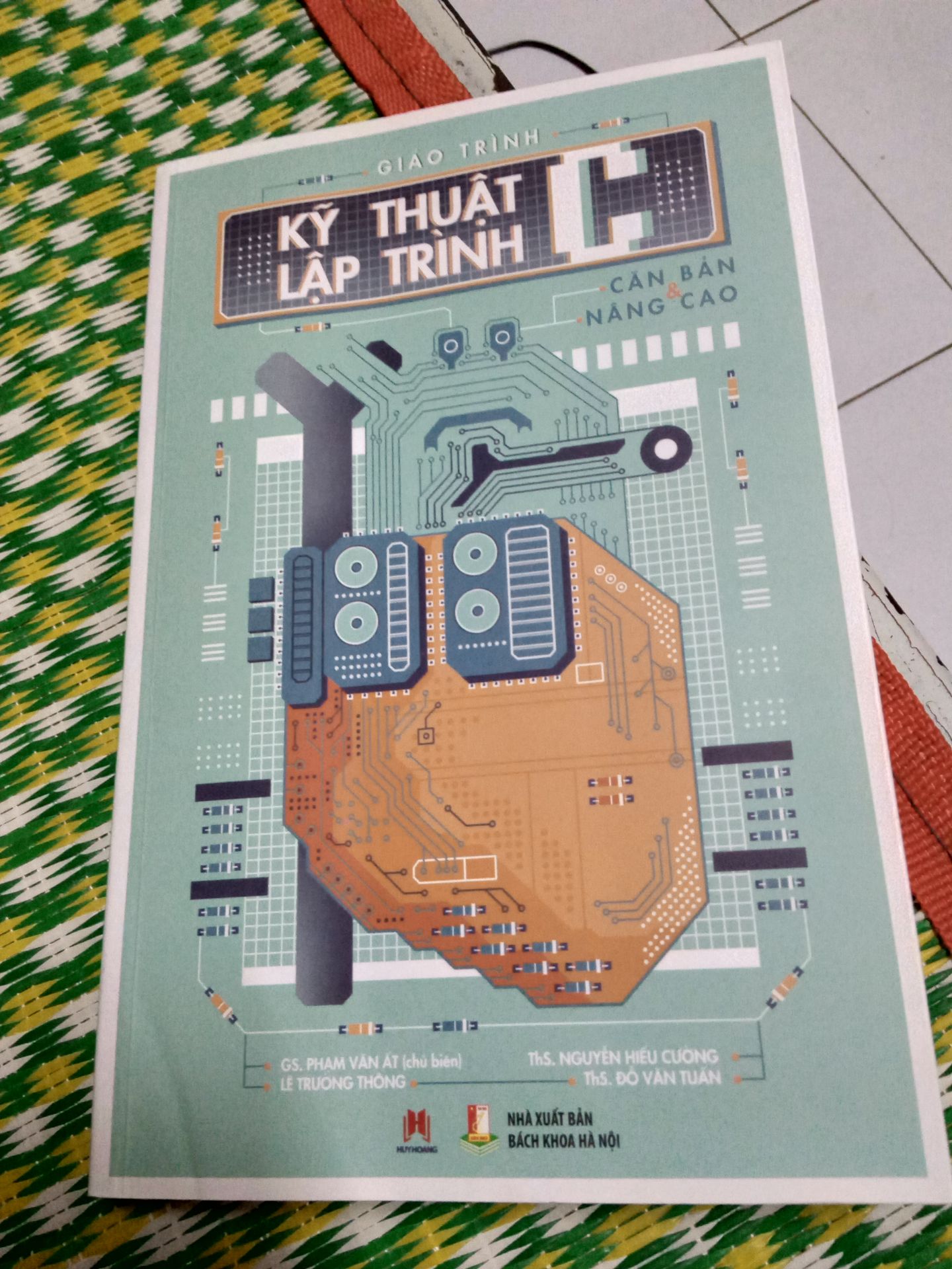 Sách hay, chất lượng sách tốt, sau mỗi bài có ví dụ, bài tập. Đóng gói sản phẩm rất đẹp và chắc chắn, thời gian giao hàng rất nhanh.